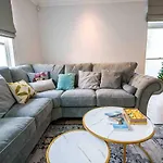 Spacious & Modern 3Brs House In Central London